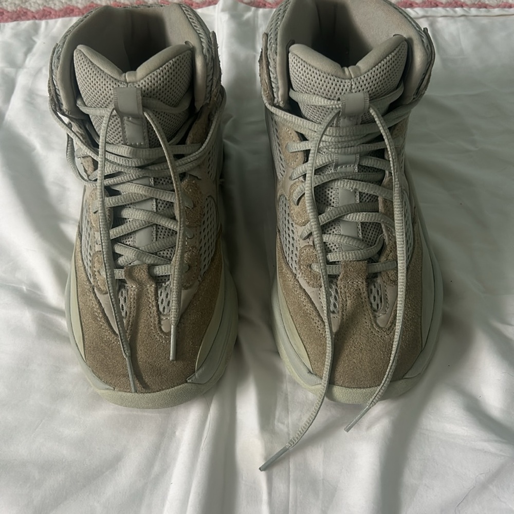 Yeezy Dirt Desert boots
US 5.1/5
Shows some signs of wear and tear life left